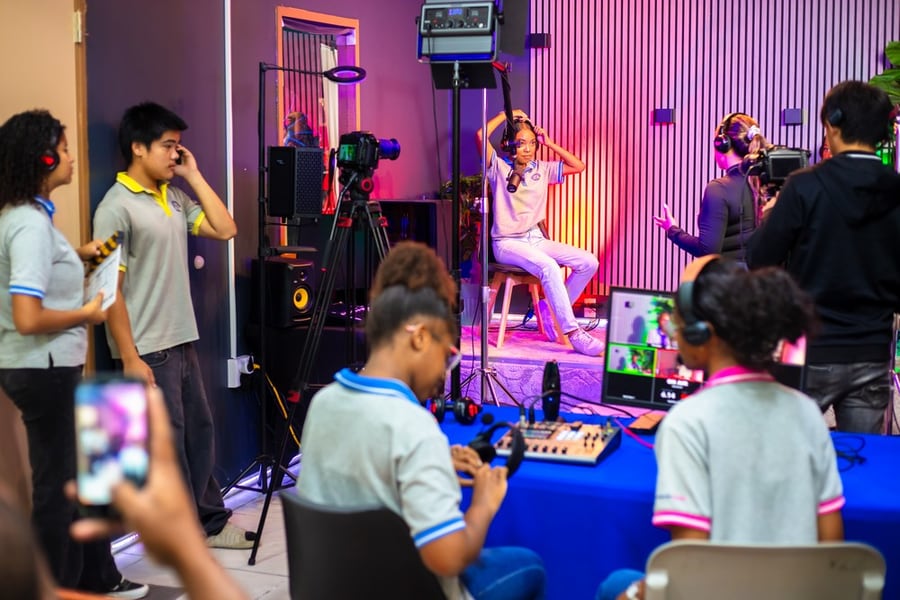 Leerlingen verzorgen samen de camera, microfoons en regie van een studio-opname